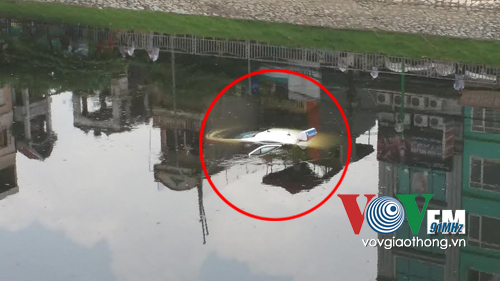 Taxi mất lái, bay thẳng xuống sông Tô Lịch